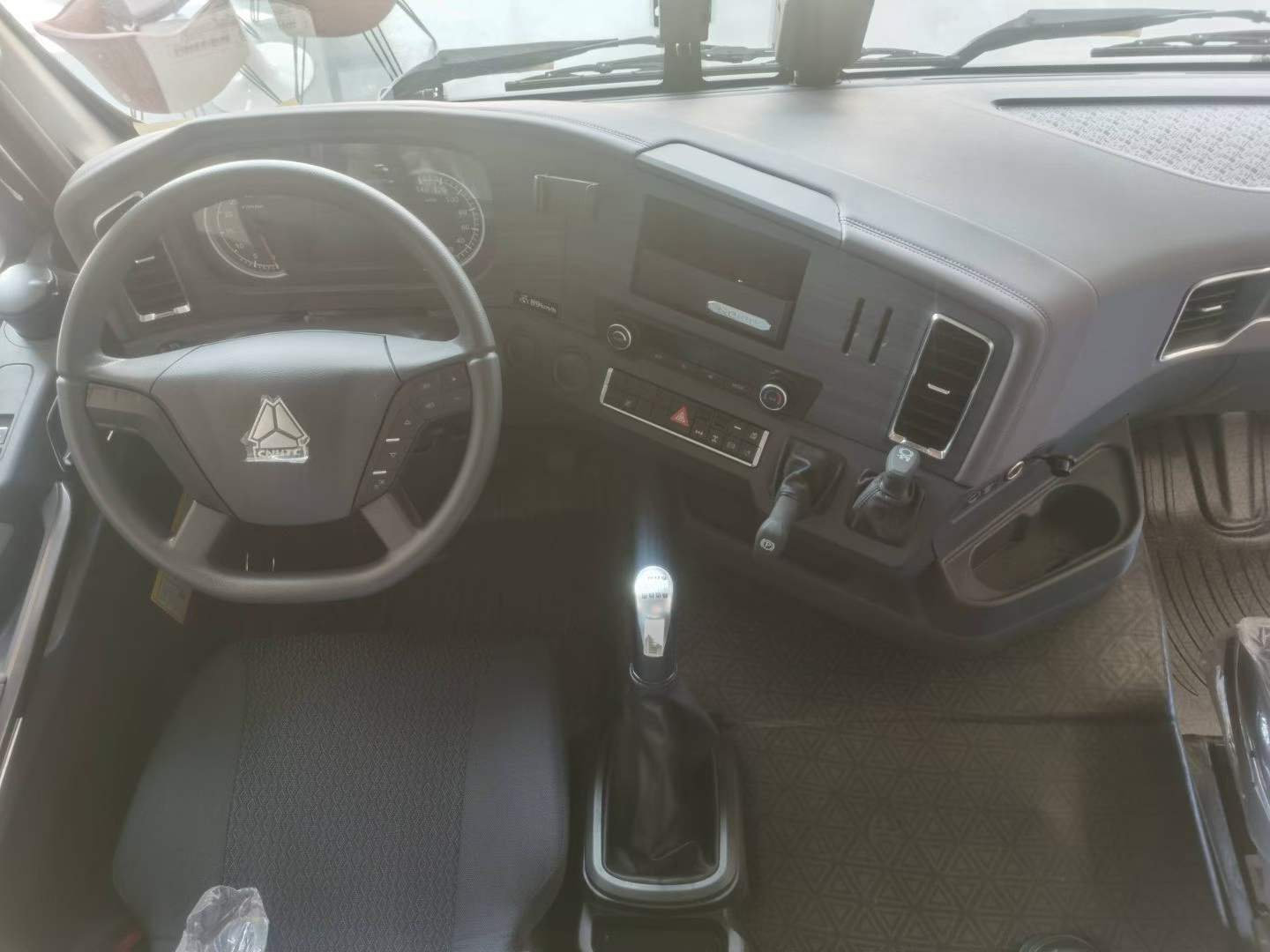 HOWO TX7 Pro tractor truck cab interior and dashboard.jpg