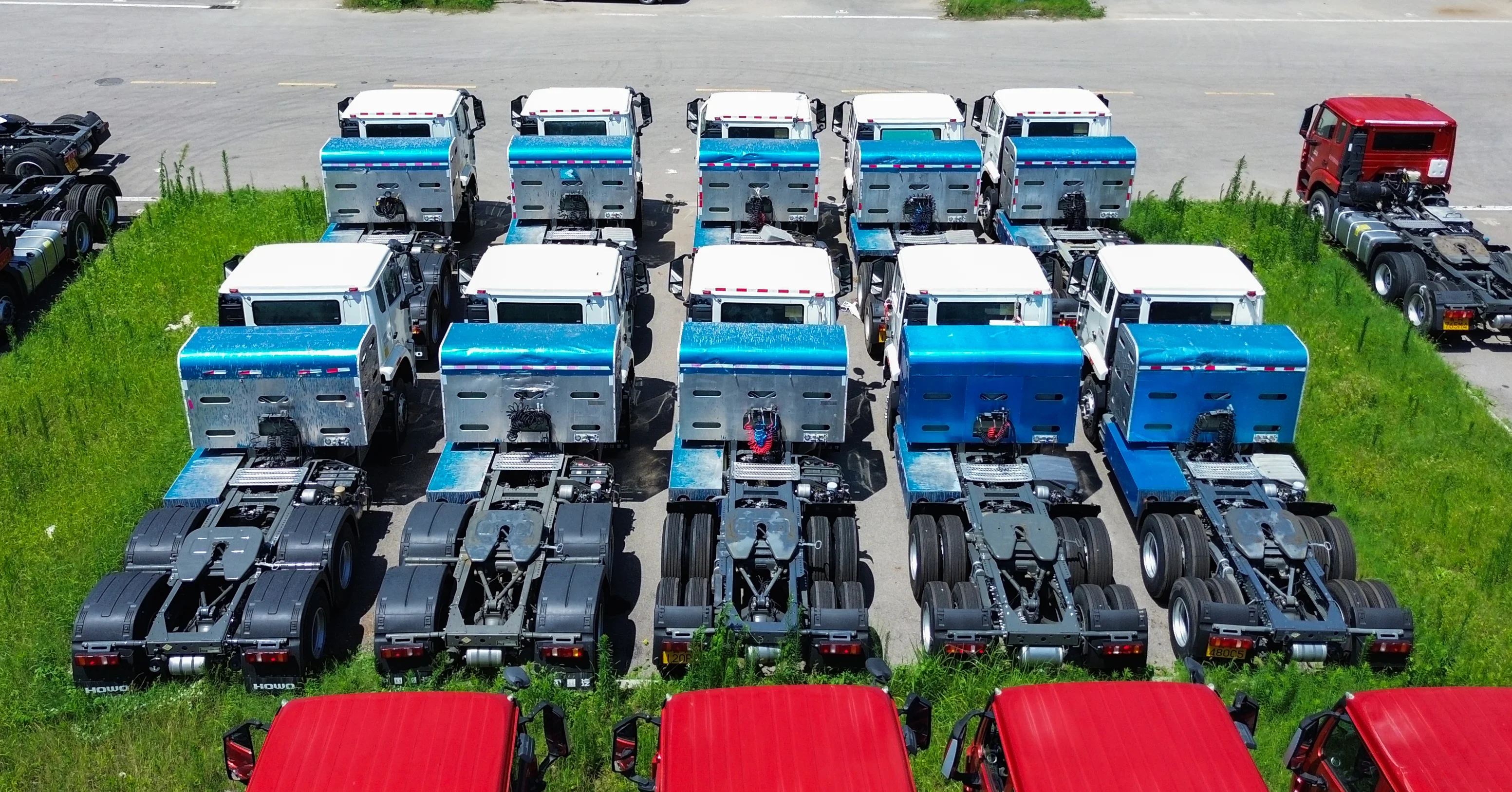 White HOWO N7 460HP gas tractor trucks at Ant Automobile stockyard