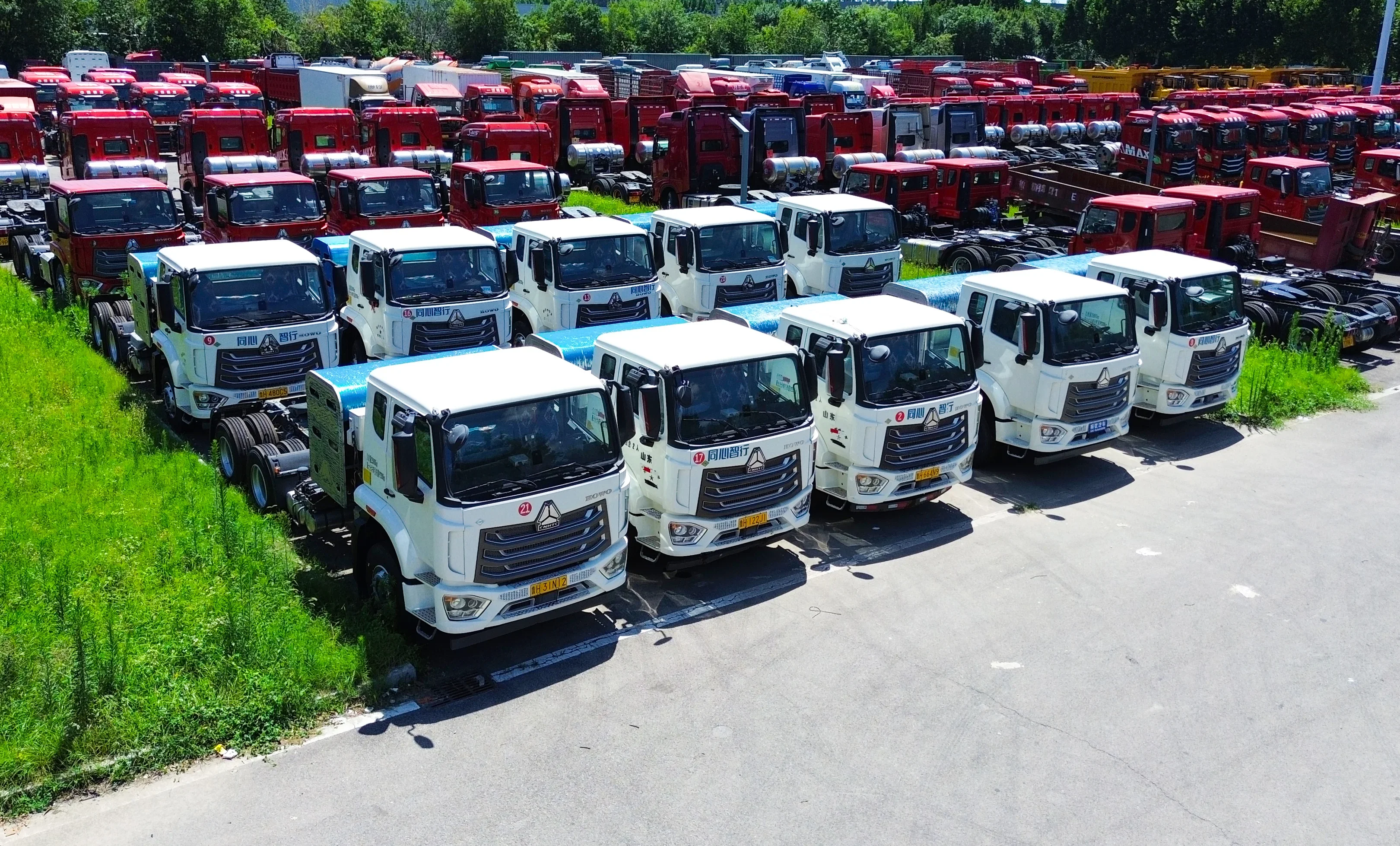 HOWO N7 gas tractor trucks in stock for export