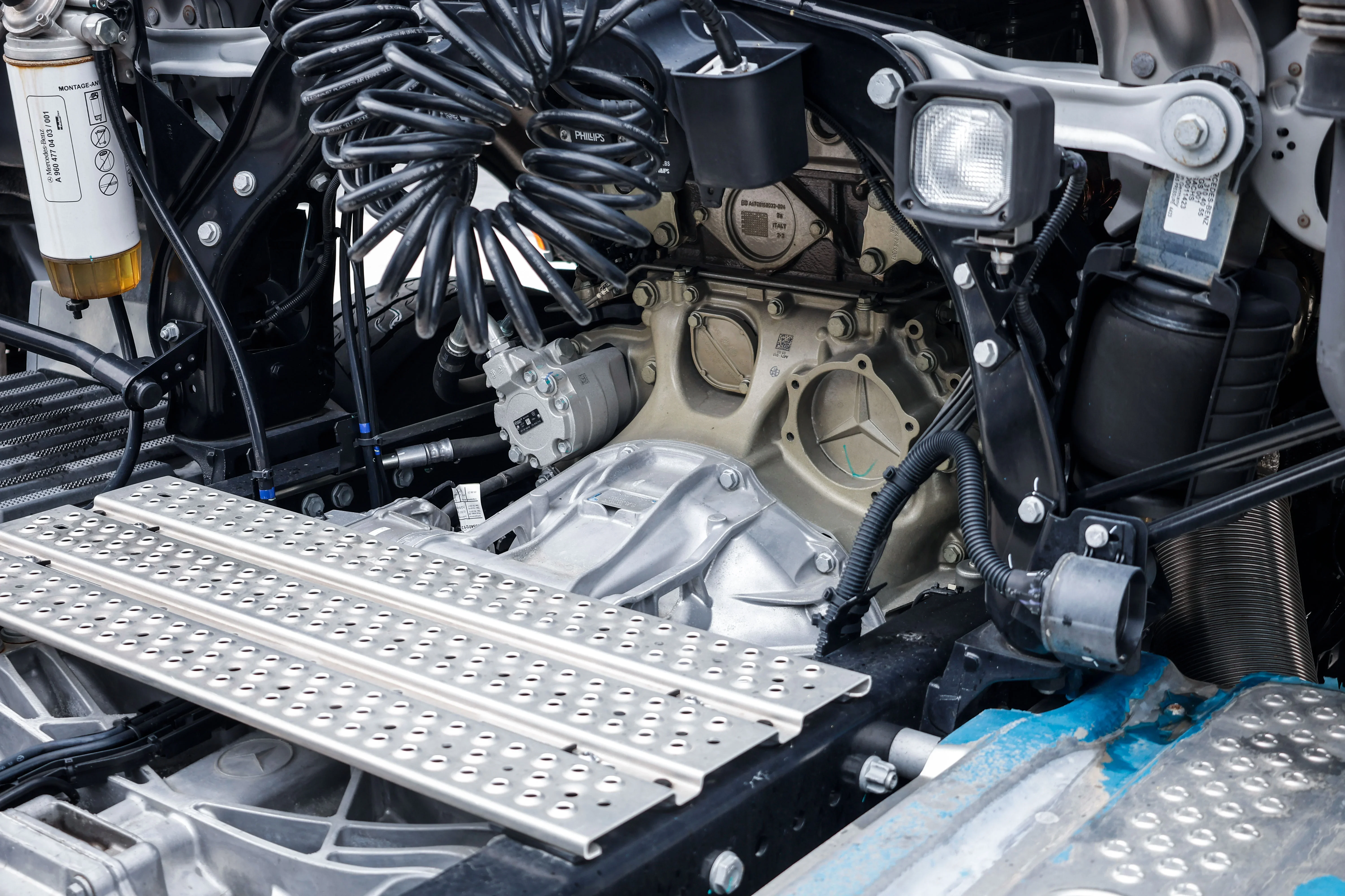 Mercedes-Benz Actros 1848 tractor truck engine and mechanical components.webp